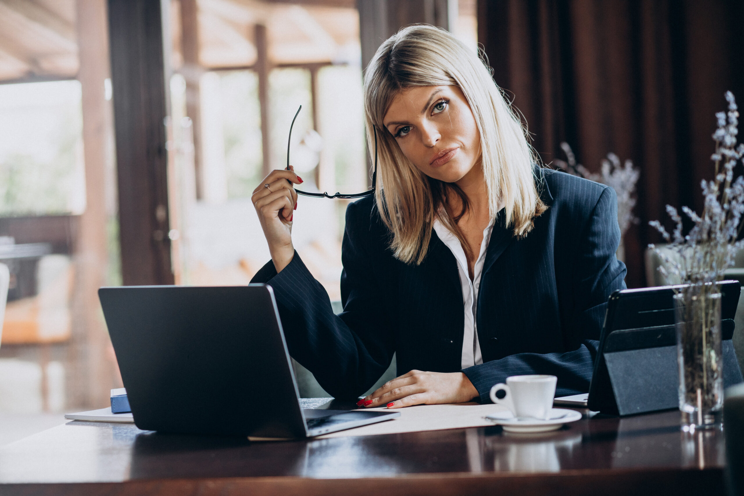 young-business-woman-working-com