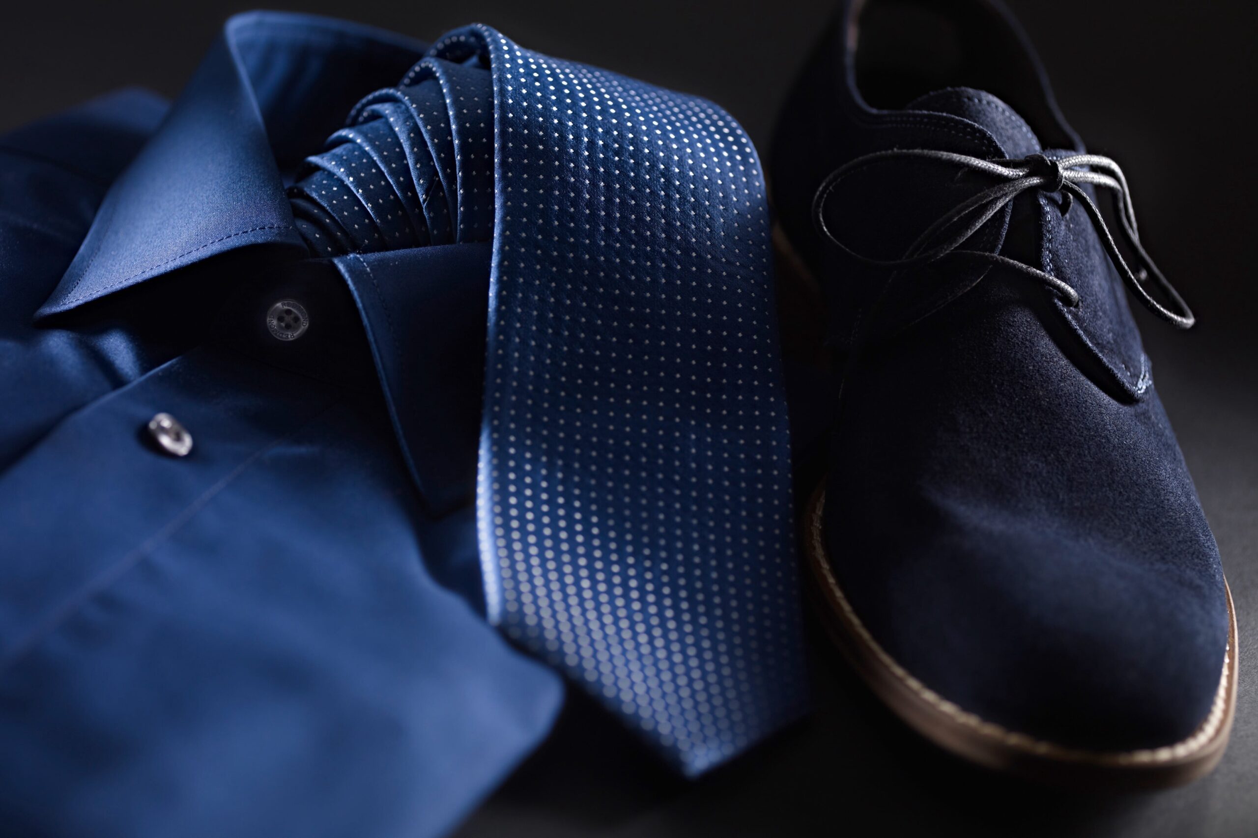 close-up-shirt-with-necktie-shoe-table-min